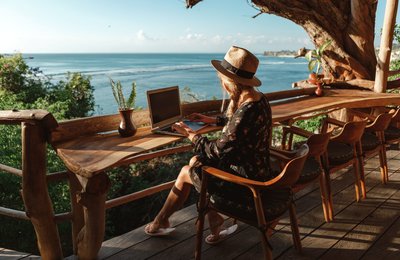 Kerja sambil Liburan?! 5 Lokasi yang Ideal untuk Workcation Kamu!