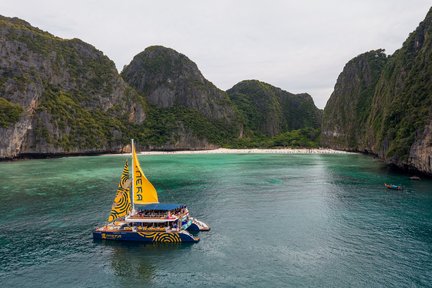 Krabi: Tur Sehari Pulau Phi Phi dengan Meka Catamaran