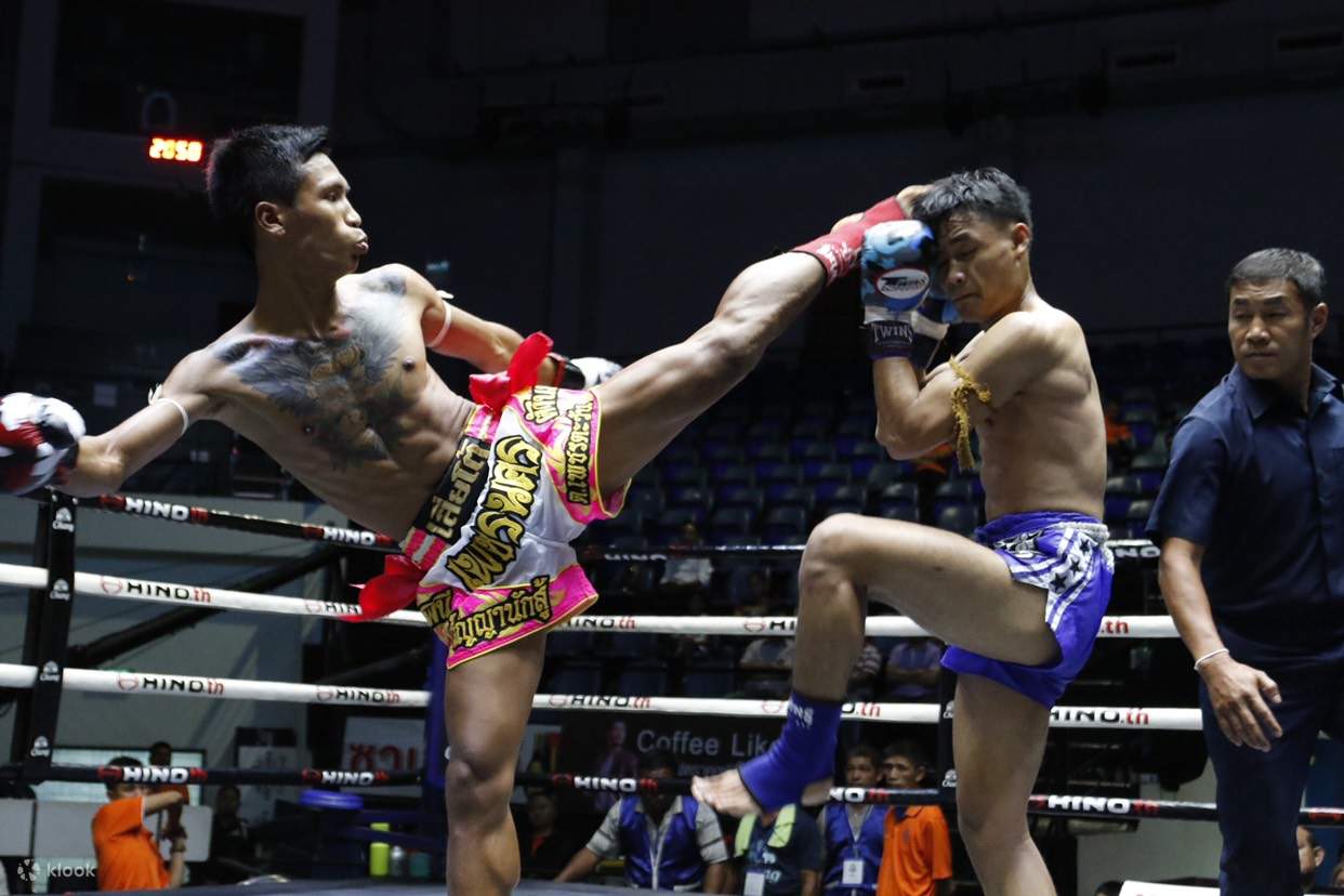 Deux boxeurs se battent sur le ring au stade de boxe du Lumpinee