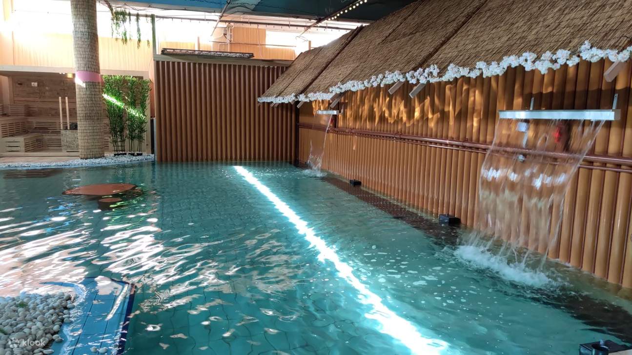 Japanese-style public and private onsen baths