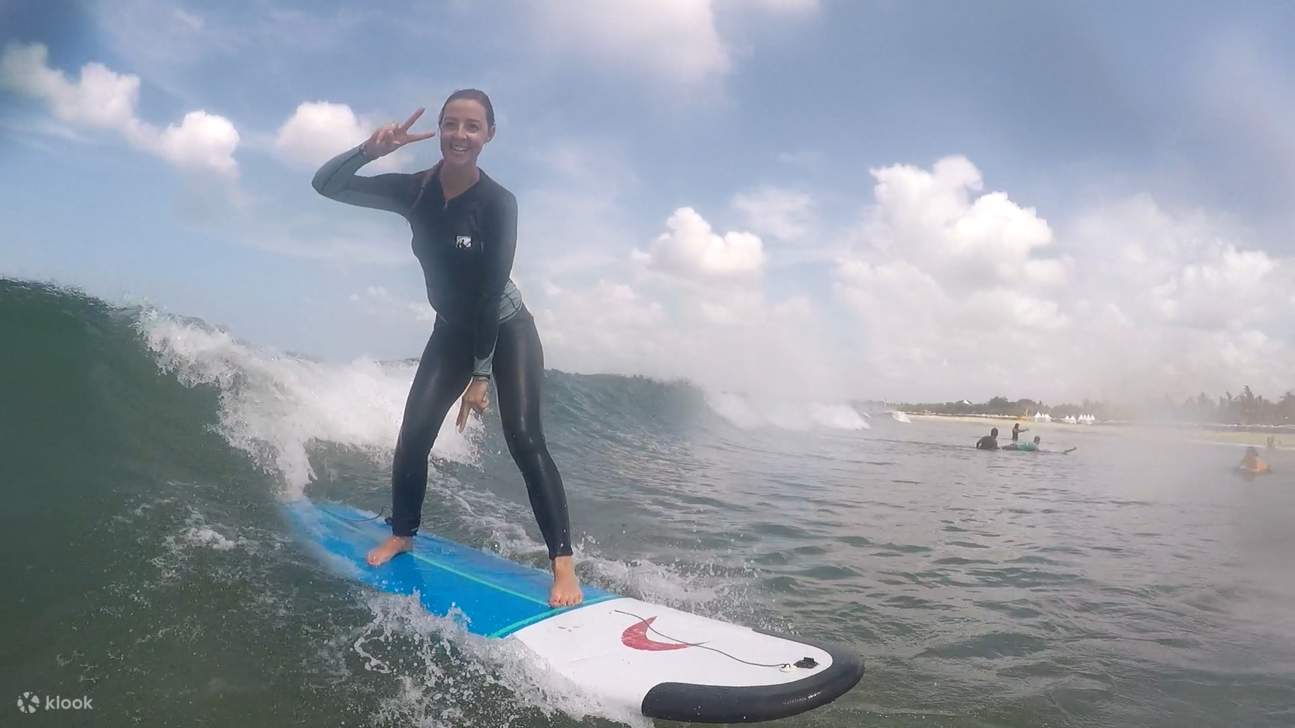 una mujer surfeando