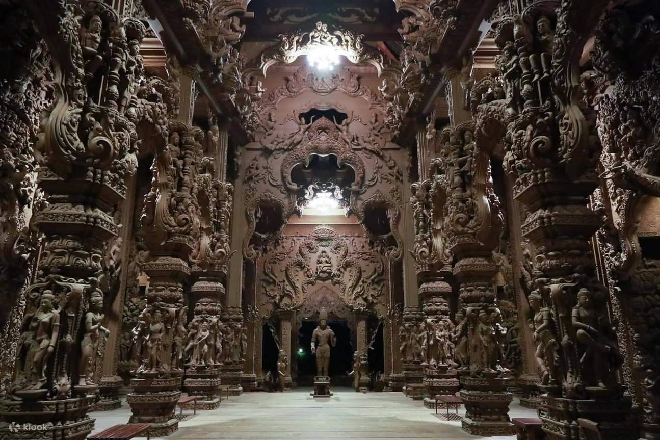 Sanctuary of Truth di malam hari