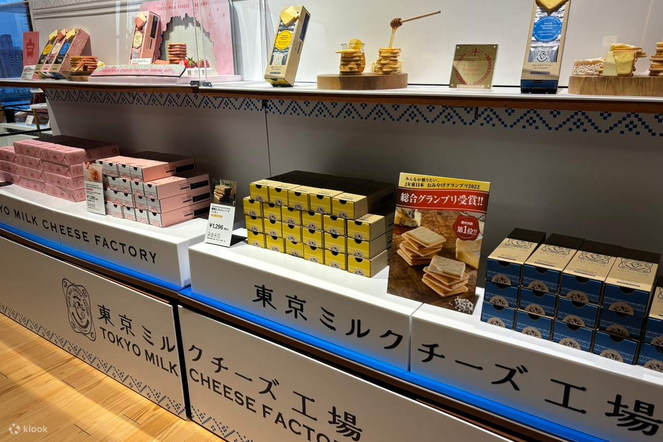 Seasonal souvenirs are available for purchase at the gift shop on 7F. Please note that products may be different from the pictures depending on the season.